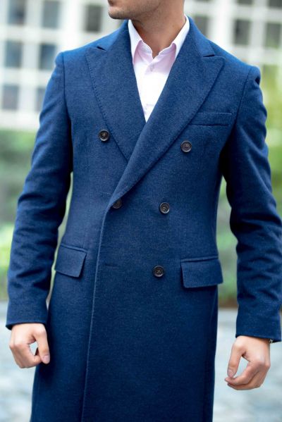 Světle modrý kabát na míru - Modrá je dobrá a s tímto dvouřadým kabátem uděláte dojem dvojnásob. <br> Hodí se perfektně tam, kde potřebujete dobře zapůsobit, takže jak na business meeting, tak na rande. <br> Díky vlněnému materiálu vám v něm bude za všech okolností skvěle. 